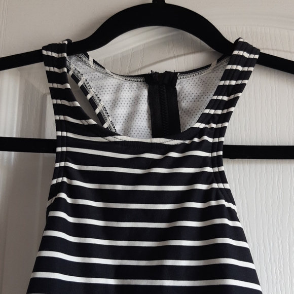 Gap Fit NWOT black & white swimsuit - Picture 3 of 5